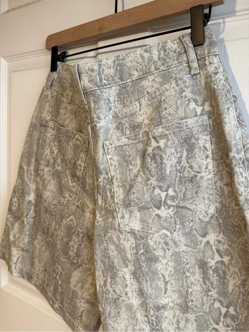 Avec Les Filles Faux Snakeskin Bermuda Shorts Ecru Python Size 27 NWT